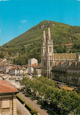 Vézelay — Igreja de São Bruno e montanha — Impressa na França