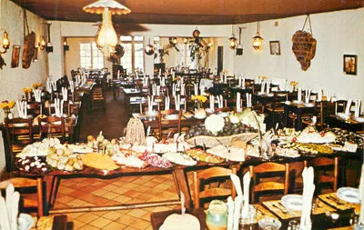 Hotel-Restaurante dos Viajantes 'Chez Popaul' — Sala de jantar com mesa de aperitivo — Museu de Artes e Tradições Populares, Mussidan