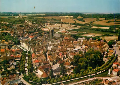 Sezanne (Marne) — Vista geral aérea, no primeiro plano o Mail des Religieuses — Combier Imprimeur Mâcon
