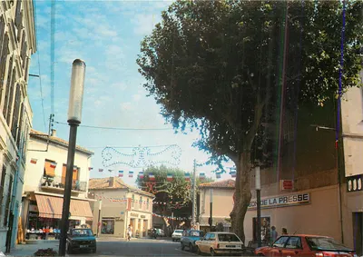 Rua comercial decorada em Senas — Edições da Provença G.A.L. — número de série não visível