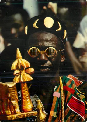 Chefe tradicional adornado com atributos de ouro — Cidade da França, Abidjan — Livraria Barnoin