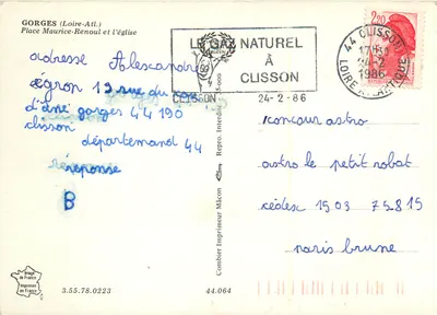 Gorges (Loire-Atlantique) — Praça Maurice-Renoul e a igreja — Le Gai Naturel, Clisson — Verso
