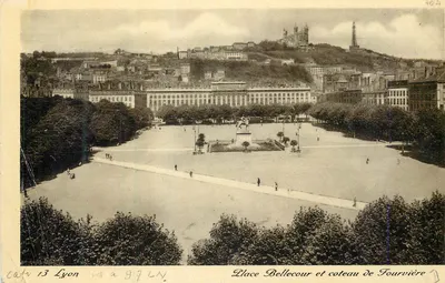 Place Bellecour e coteau de Fourvière — Lyon — editor Aldacienne des Arts Photographiques, Strasbourg