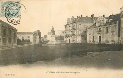 Coulommiers - Place Beaurepaire — estátua central, edifícios clássicos — Lib. E. Clozier