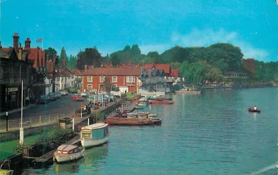 Riverside, Henley-on-Thames — vista do cais e dos barcos — impresso na Grã-Bretanha