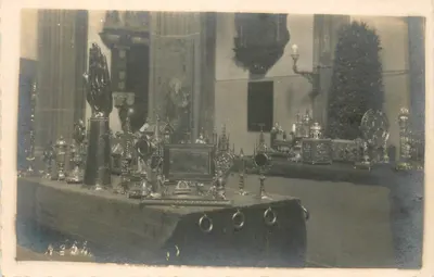Interior de uma igreja — exposição de relíquias e objetos sagrados — Photographische Kunstanstalt Gerh. Mertens, Aachen