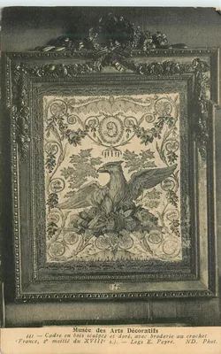 Quadro de madeira esculpida e dourada, com bordado a crochê — Museu dos Artes Decorativas — Doação de E. Peyre