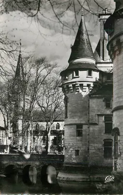 Vigny — Torre do Castelo (lado da capela) e a igreja — Edição GROS Vigny