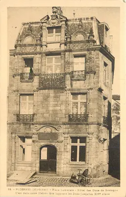 PLOERMEL (Morbihan) - Place Lamenais - Hôtel des Ducs de Bretagne