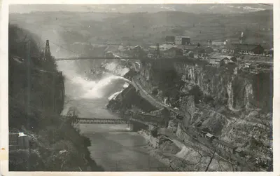 Genissiat (Ain) — Vista a jusante da barragem, conjunto das instalações e desvio na margem direita (1948) — Edição dos Achapaux, Lyon