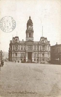 O Town Hall, Dewsbury — vista do edifício com relógio — editor desconhecido