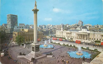 Trafalgar Square, Londres — coluna Nelson, fontes, ônibus vermelhos — Natural Colour Series, The Photographic Greeting Card Co. Ltd., Londres, n° 1336
