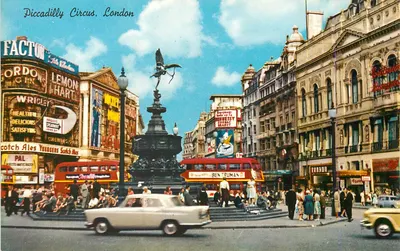 Piccadilly Circus, Londres — vista animada com fonte e ônibus vermelhos — Young's Photo Reproductions, Londres