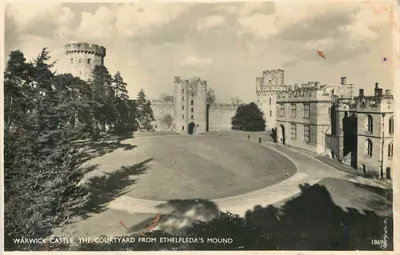 Warwick Castle — O pátio visto a partir do Monte Ethelfleda — Swansea A.G. Ltd. Série II
