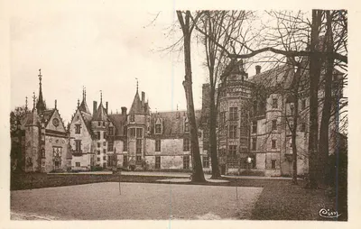 Meillant (Cher) — Cour d'honneur e Capela — Combier Imp. Macon