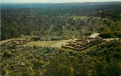 Visão distante de Ruínas — Parque Nacional Mesa Verde, Colorado — Pub. by Mesa Verde Co.