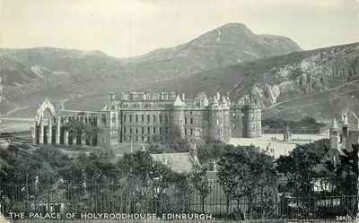 O Palácio de Holyroodhouse, Edimburgo — vista com montanhas — editor Valentine & Sons, n° 289/D