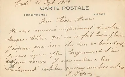Capela comunicando com a casa natal de Santa Térèsa em Alençon — Casa natal e estátua da santa no fundo do jardim — Verso