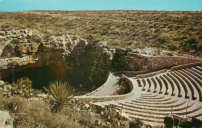 Amphiteatro dos Bat Flights — Entrada natural das Carlsbad Caverns — Curteich Color Reproduction, N.M.