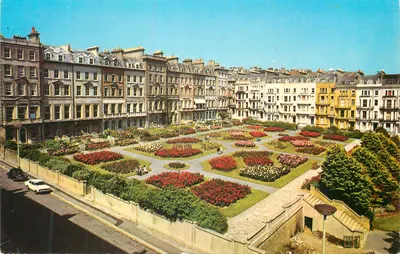Quarteirão de flores — jardim central cercado por edifícios — Colourmaster International