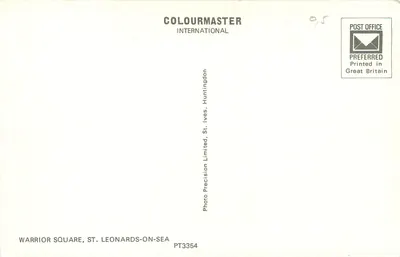 Quarteirão de flores — jardim central cercado por edifícios — Colourmaster International — Verso