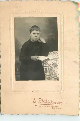 Jovem menino — retrato — S. Philipow, 22 rue de Chabrol, Paris