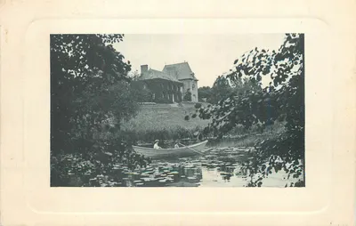 Castelo de Baugeyri — vista lacustre com barco — editor não visível