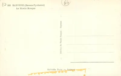 Le Musée Basque — bâtiment blanc avec volets marron — Édition du Musée Basque - Bayonne — Verso