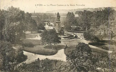LYON — A Praça Carnot e a Estação Perrache