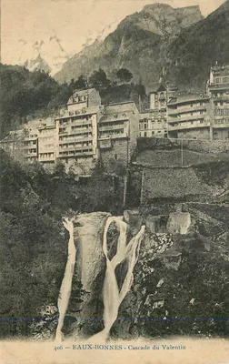 Eaux-Bonnes - Cachoeira do Valentin — vista da cachoeira e dos edifícios em contrapé, com o Mont-Blanc no fundo