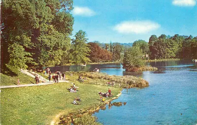 Swanbourne Lake, Arundel — vista da margem com passeios e banhistas — publicado por Valentine's & Sons Ltd.