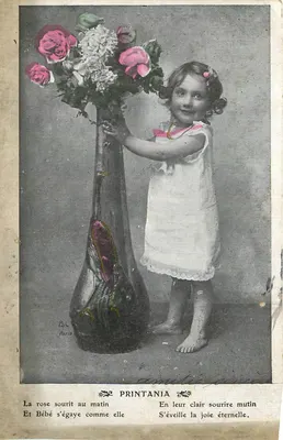 Bebê sorridente com um grande vaso de flores — PRINTANIA — Paris