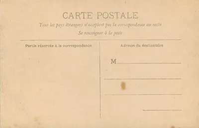 Jovem sentado — jardim com muro de pedra e trepadeira — cartão postal anônimo — Verso