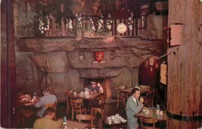 Interior do restaurante Clifton — sala de jantar ao redor de uma lareira de rocha — Clifton's Brookdale, Los Angeles