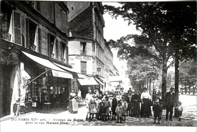 Paris 14 - REPRODUCTION - Avenue du Maine near the rue Maison Dieu Vintage Postcard