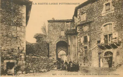 La Chaise-Dieu — Das alte Tor der Abtei — Ideal, n° 8427