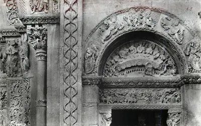 Charlieu (Loire) — Abadia Beneditina — tympan da Transfiguração e do Sacríficio — Combier, Mâcon