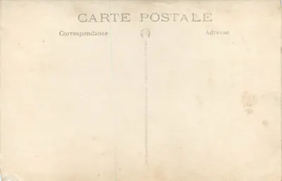 Mulher em vestido escuro — posando diante de um móvel de dois níveis — carta postal anônima — Verso