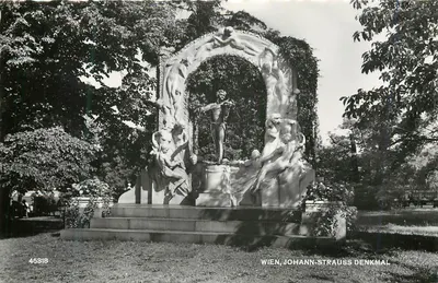 Viena, Monumento a Johann Strauss — monumento escultórico com estátua central e figuras decorativas — editor PAG, n° 45318