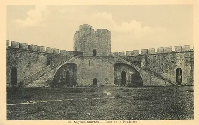 Aigues-Mortes — Torre da Poudrière — Editora: Monuments Historiques de France, n° 18