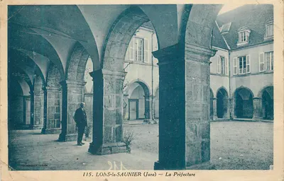 LONS-le-SAUNIER (Jura) — La Préfecture — Edition Nouvelles Galeries, n°115