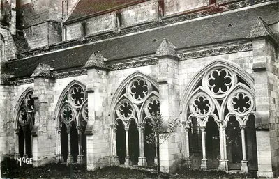 Noyon (Oise) — O Claustro vista externa — Edição MAGE, Paris