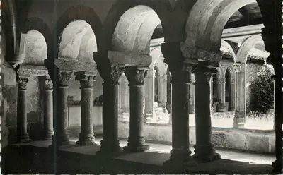 Charlieu (Loire) — Abadia beneditina, claustro com colunas emparelhadas (século XI) — Ed. La Cigogne, Vichy