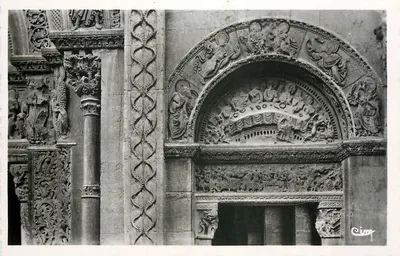 Charlieu (Loire) — Portal da abadia beneditina (século XII) — Foto Combier Marmonier