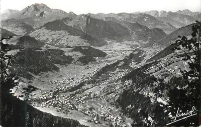 Morzine (Haute-Savoie) — Vista panorâmica da valléi tirada de Ressachaux com o Roc d'Enfer (2240m) — Edições Fotográficas JANSOL