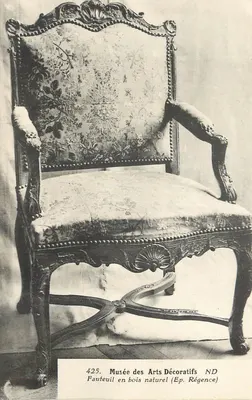 Cadeira de madeira natural — Época Régence — Museu dos Artes Decorativas