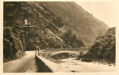 गारोन्ने पर राजा के पुल — वैल डी अरान के प्रवेश — कैडिलो फ्रांको के एक विशाल मूर्ति