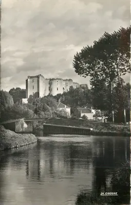 O Castelo e o Ouarcq — La Ferté-Milon (Aisne) — La Cigogne