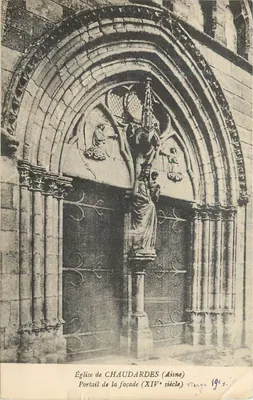 Igreja de CHAUDARDES (Aisne) — Portal da fachada (século XIV) — Virgem 1904