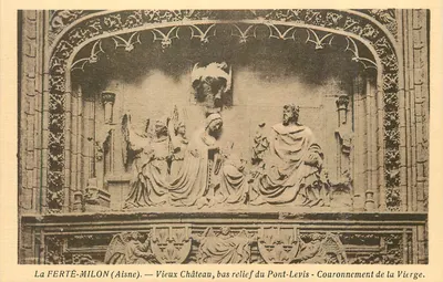 La FERTÉ-MILON (Aisne) — Velho Castelo, bas-relief do Pont-Levis - Coroação da Virgem